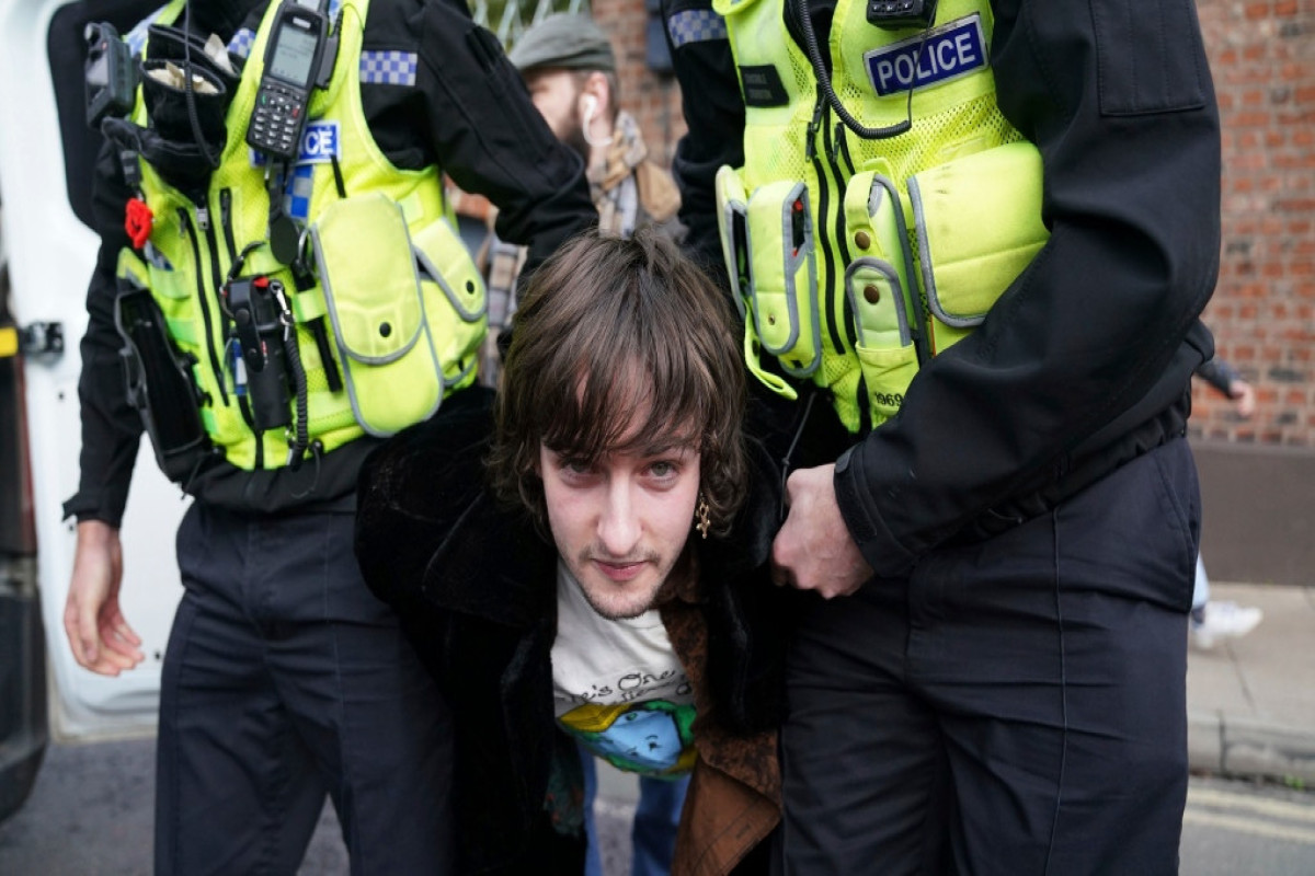 Britaniya kralı və kraliçaya yumurta atan şəxs saxlanılıb