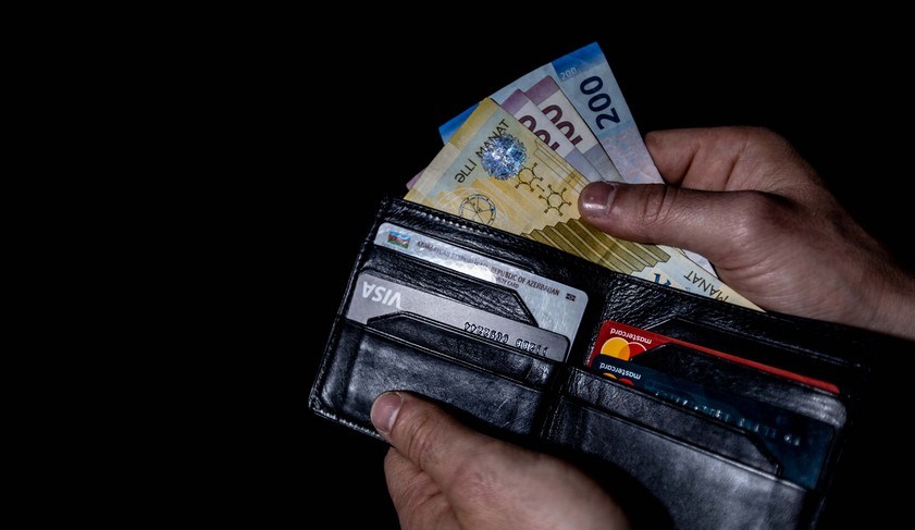 Bakıda orta aylıq əməkhaqqı min manatı keçib