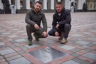 Şon Penn Oskarını Zelenskiyə hədiyyə edib