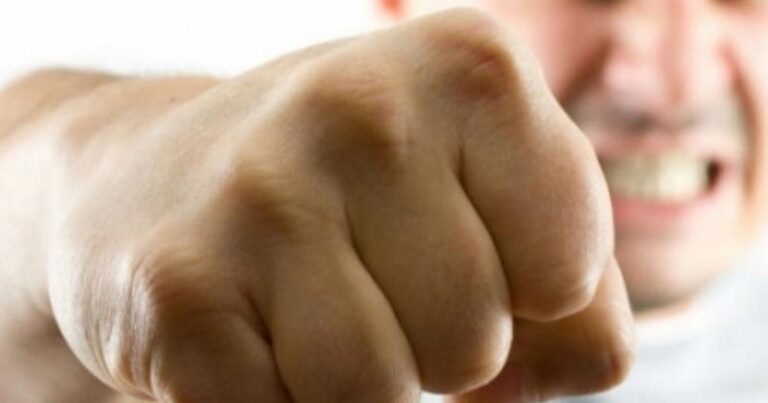 Bəy toyda dostunu yumruqla vurdu - VİDEO