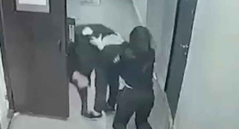 Şirkət rəhbəri iki polis qadını döydü - VİDEO