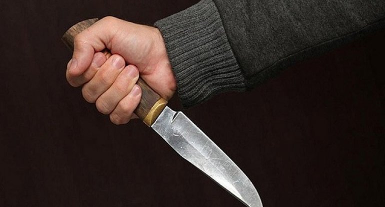 Göygöl sakini özünü bıçaqlayıb