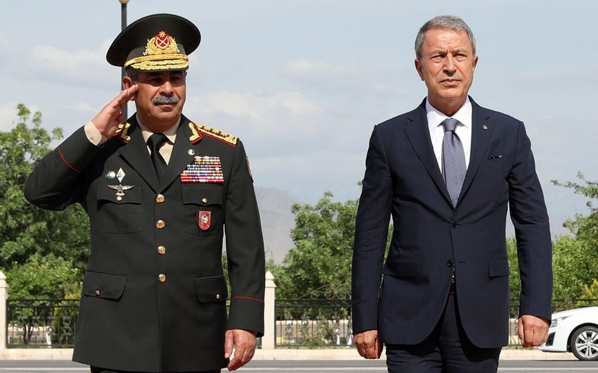 Azərbaycanın müdafiə naziri türkiyəli həmkarına başsağlığı verib