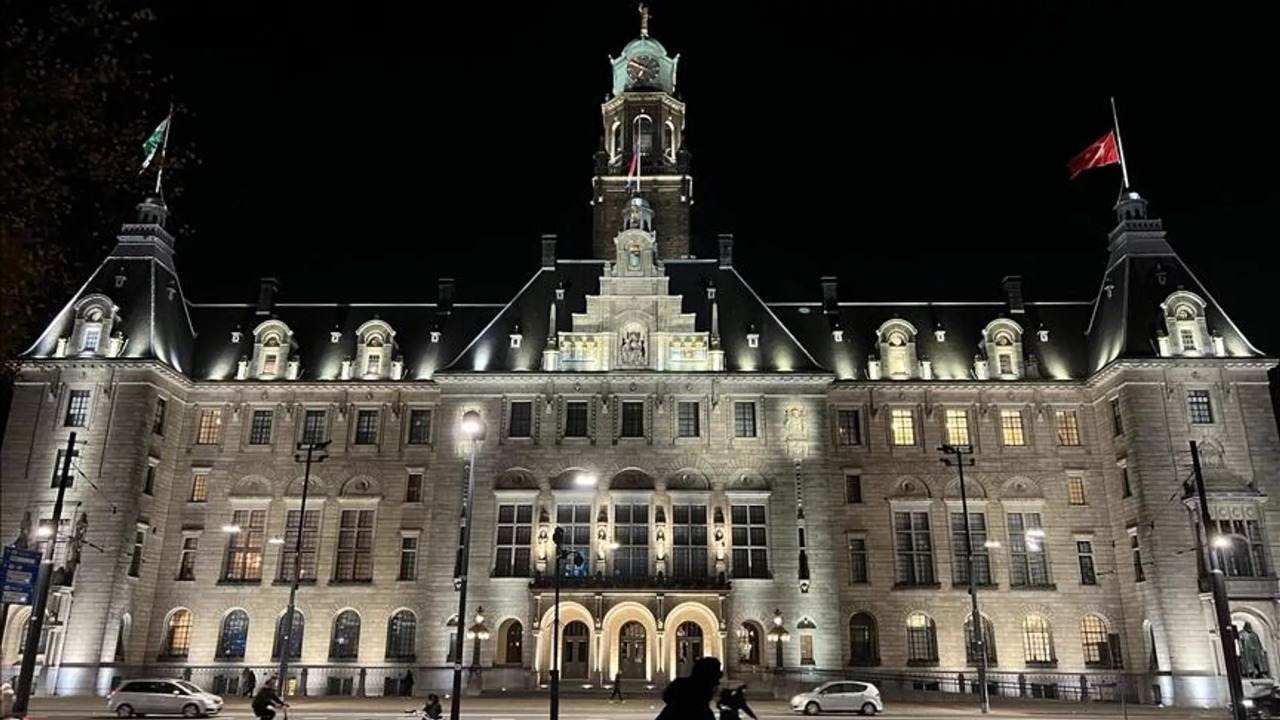 Hollandiyada bələdiyyə binasında Türkiyə bayrağı asıldı