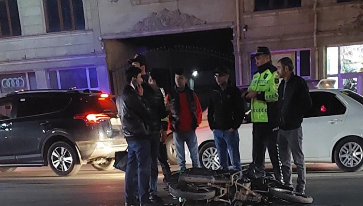 Gəncədə minik maşını motosikletlə toqquşub