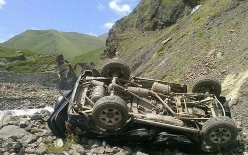 Şamaxıda avtomobil dərəyə aşıb, qadın ölüb