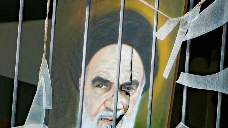 İranda etirazçılar ölkənin ilk ali dini lideri Ayətullah Xomeyninin evini yandırıblar