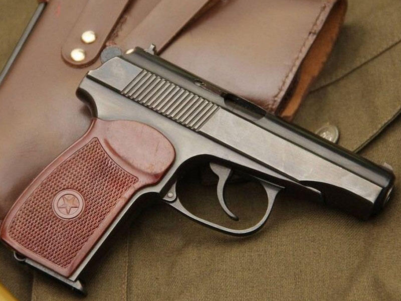 Bakıda hava limanında sərnişinin üzərindən tapança çıxdı