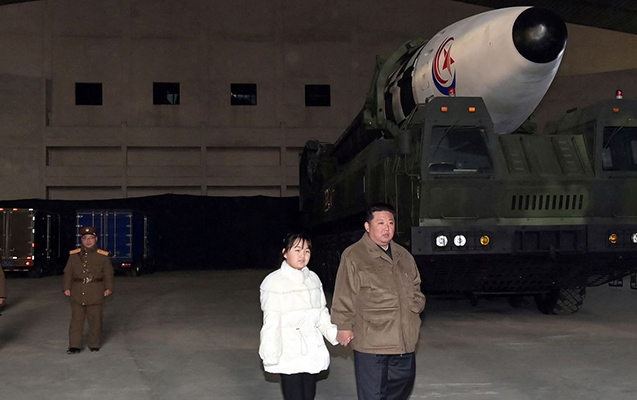 Kim Çen In ilk dəfə gizli saxladığı qızı ilə görüntüləndi - Fotolar