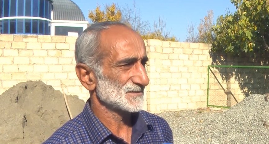 Azərbaycanlı bu kişi 53 ildir ilanlarla bir yerdə yaşayır - VİDEO