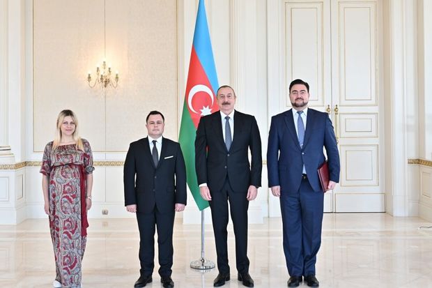 İlham Əliyev Moldovanın ölkəmizə yeni təyin olunan səfirini qəbul etdi - YENİLƏNİB + FOTO