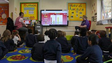 Şotlandiyada maaşlarının artırılmasını istəyən müəllimlər tətilə çıxıb