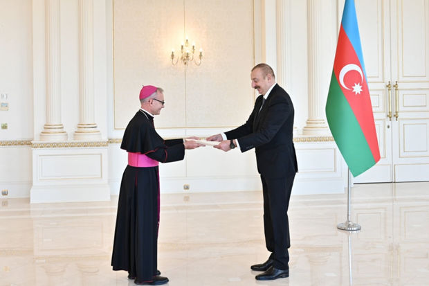 İlham Əliyev Vatikanın Azərbaycanda yeni təyin olunan səfirinin etimadnaməsini qəbul edib - YENİLƏNİB + FOTO