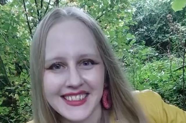 Bu gənc qadın hərəkəti ilə hər kəsi təəccübləndirir: hər yerə çılpaq gedir - FOTO