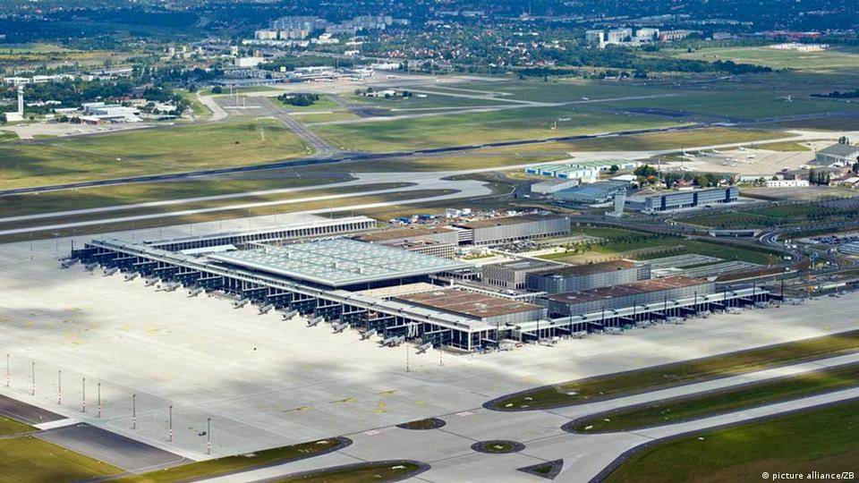 Berlin hava limanında uçuşlar bir müddət dayandırılıb