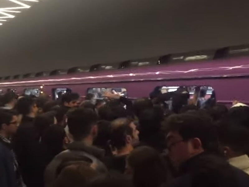 Metroda biabırçı mənzərə - Hamı bu görüntüdən danışır - VİDEO