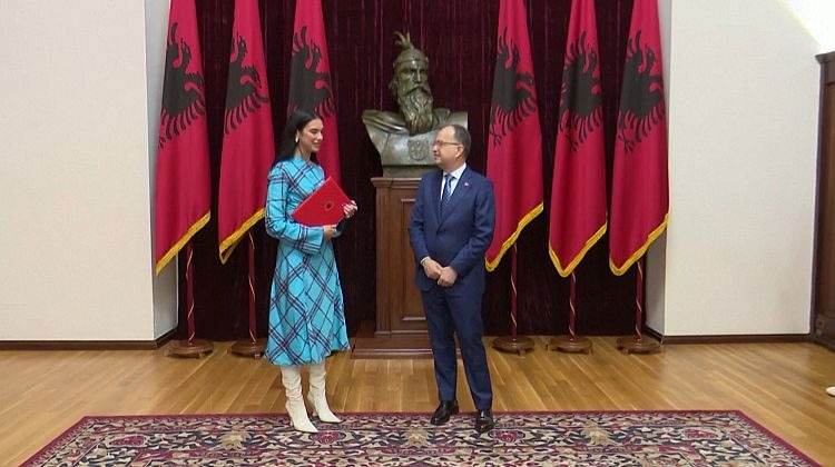Məşhur müğənni Dua Lipa Albaniya vətəndaşlığı aldı