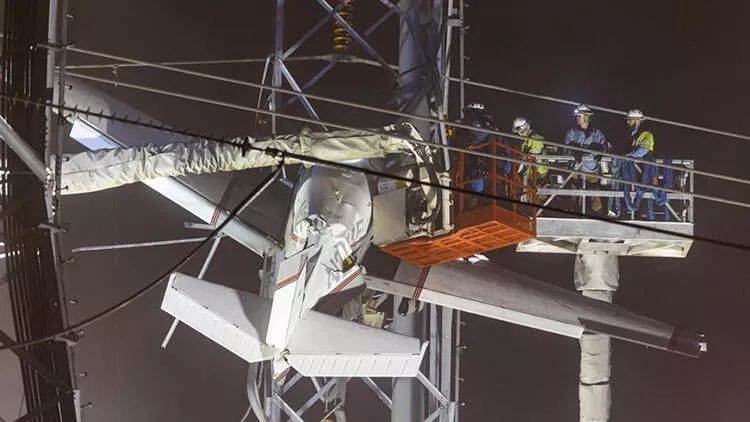 ABŞ-da kiçik təyyarə elektrik dirəyinə ilişib: 2 nəfər YARALANIB