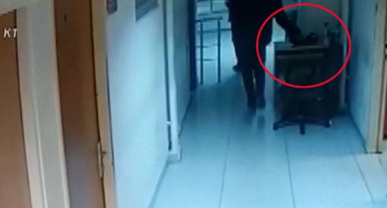 İstanbulda həbs olunan şəxs bölmədə polisin çantasını oğurladı - VİDEO