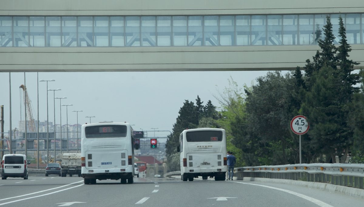 Bakıda sərnişin avtobusu işıq dirəyinə, daha sonra ağaca çırpılıb