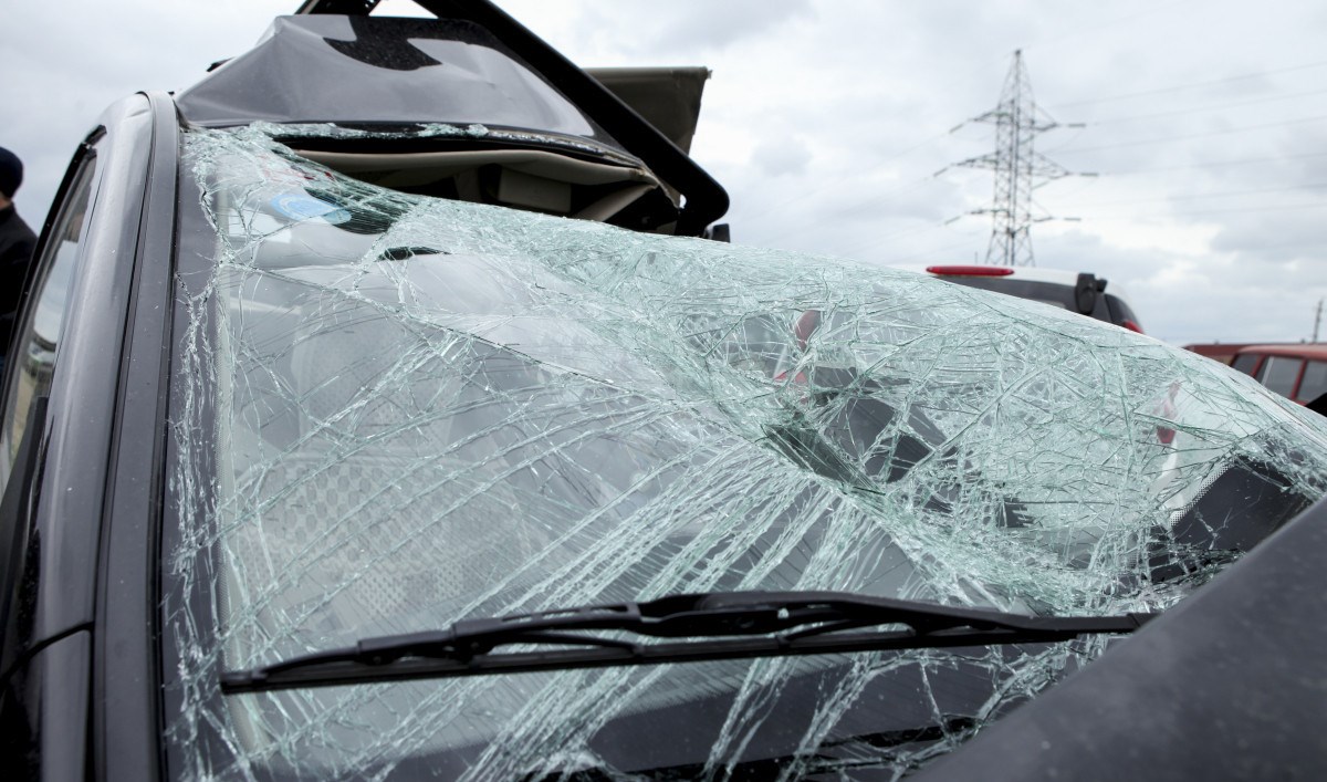 Şəmkirdə minik maşını aşıb, xəsarət alanlar var