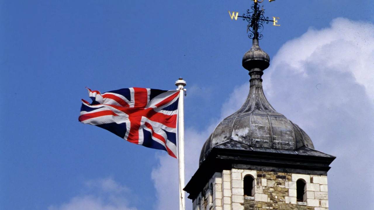 Şahzadə Uilyamın xaç anası irqçi şərhlərdən sonra istefa verib