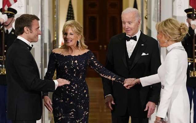 Bayden Makrona güzgü hədiyyə etdi - Fotolar