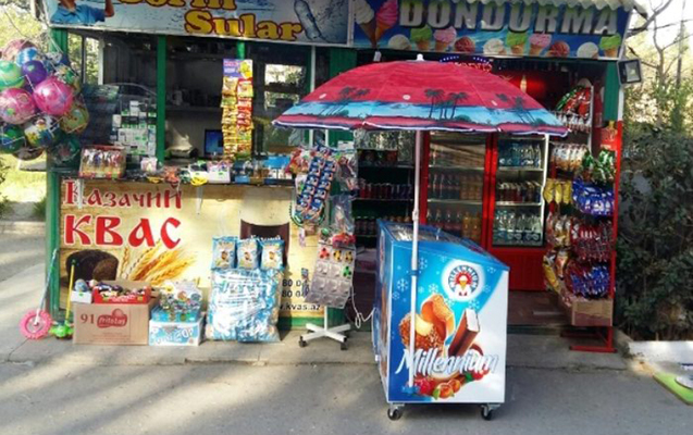 Küçədə mal satmağına icazə verilmədi - Özünü yandırdı