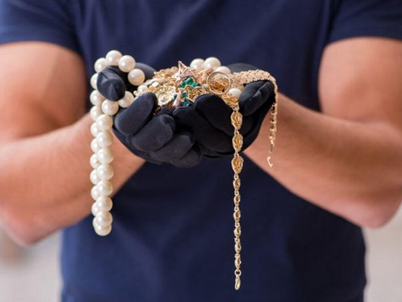 43 yaşlı kişi gecə klubunda tanış olduğu qızın evini qarət etdi - Paytaxtda ŞOK OLAY