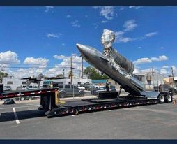 İlon Maskın 12 ton ağırlığında heykəli hazırlandı