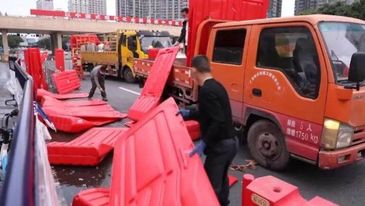 Çində barrikadalar sökülməyə başlayıb