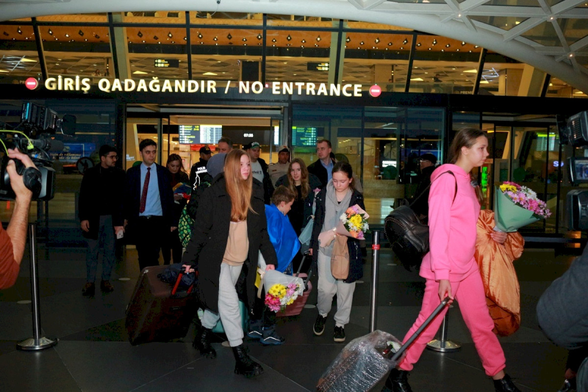 Ukraynadan bir qrup uşaq və gənc Azərbaycana gətirilib