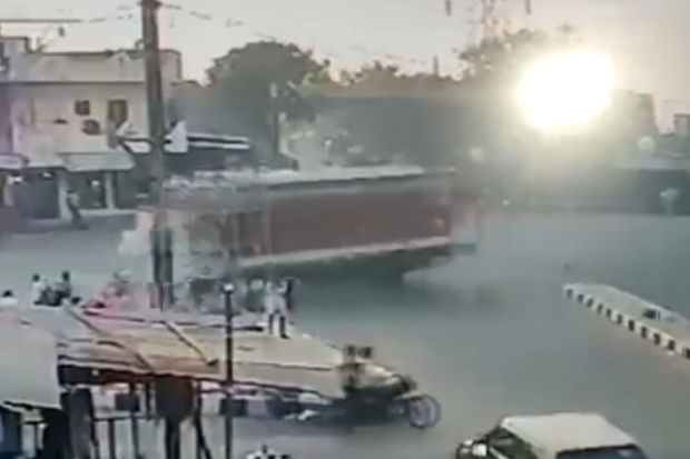 Hindistanda yük maşını avtobus dayanacağına çırpılıb: Çox sayda ölü və yaralı var - VİDEO