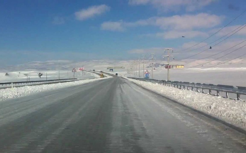 Şaxtalı hava şəraiti ilə əlaqədar yolların buz bağlaması ehtimalı var