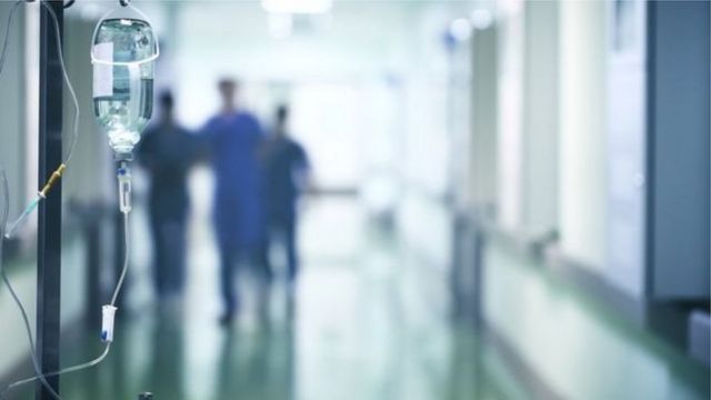 Azərbaycanda ŞOK: Sevgilisindən ayrılan tələbə qız özünü BIÇAQLADI