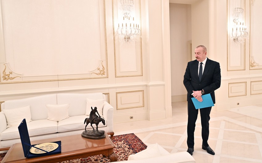 Əziz Əliyevin vaxtilə iş otağında olan heykəltəraşlıq əsəri Azərbaycan Prezidentinə təqdim edilib