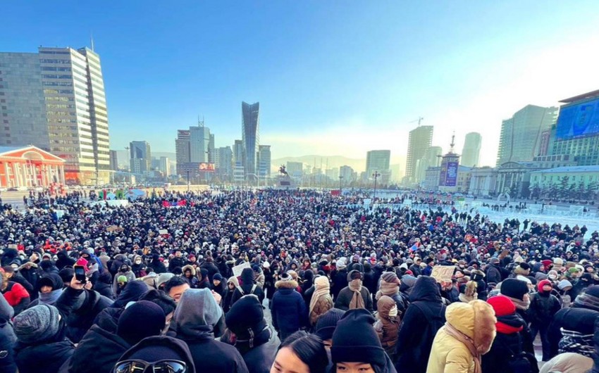 Monqolustan paytaxtında etirazlar zamanı 13 polis əməkdaşı yaralanıb