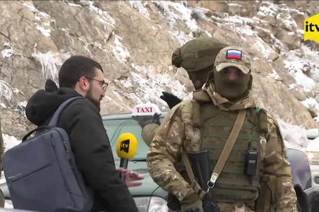 Azərbaycanlı jurnalist ona əngəl olmağa çalışan sülhməramlılara layiqli cavab verdi - VİDEO