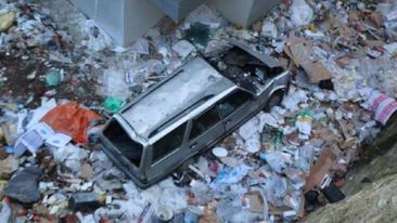 Avtomobil 15 metr hündürlükdən mənzilin boşluğuna düşüb