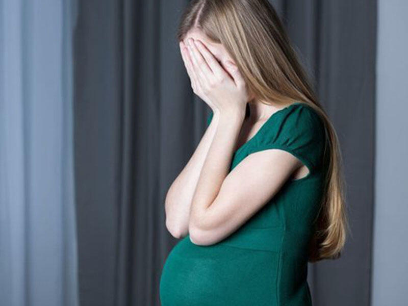 Özünü binadan atan 18 yaşlı qız hamilə imiş