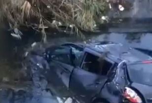 Qadın sürücü avtomobili kanala aşırdı: Yanında məktəbli övladı da olub - VİDEO