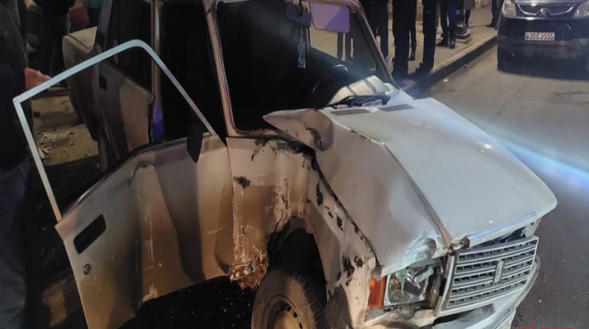 Gəncədə minik maşını çörək sexinə çırpılıb - FOTO