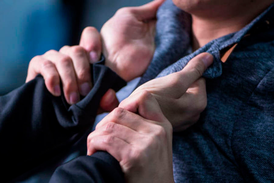 Azyaşlını sinif yoldaşının atası küçənin ortasında vəhşicəsinə döydü - FOTO