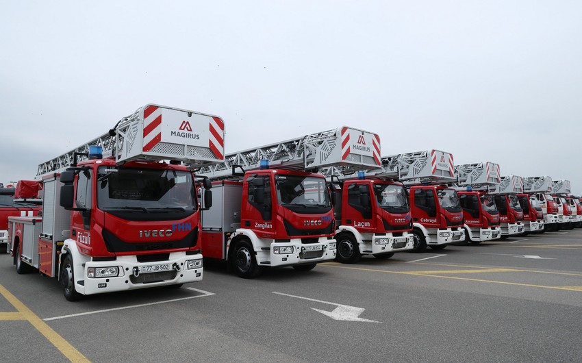 Ильхам Алиев ознакомился с новой техникой спецназначения и автомобилями скорой медицинской помощи