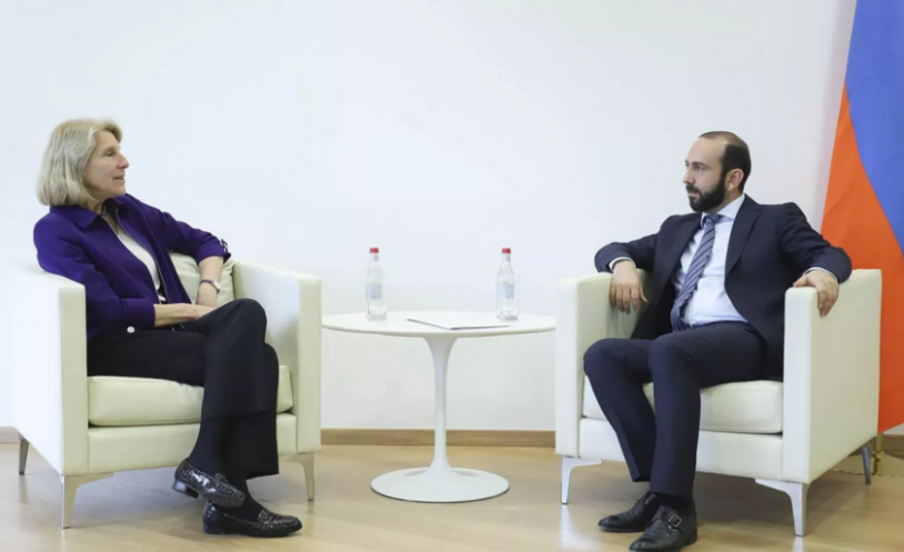 Dövlət katibinin köməkçisi: 