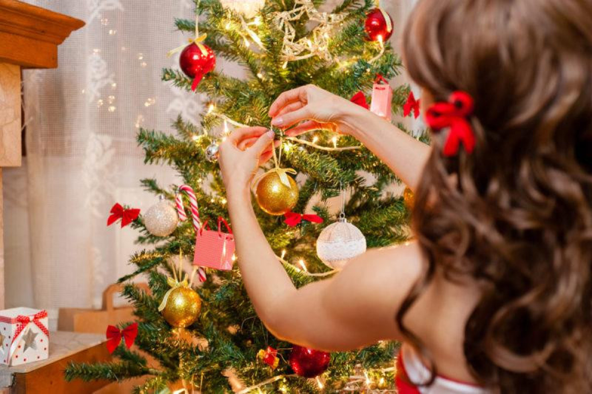 Bakıda yeniyetmə qız yolka quraşdırarkən 6-cı mərtəbədən yıxılaraq ölüb