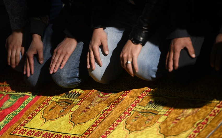 ABŞ-da müəllim tələbələri cadugərlikdə ittiham edərək namaza qadağa qoyub