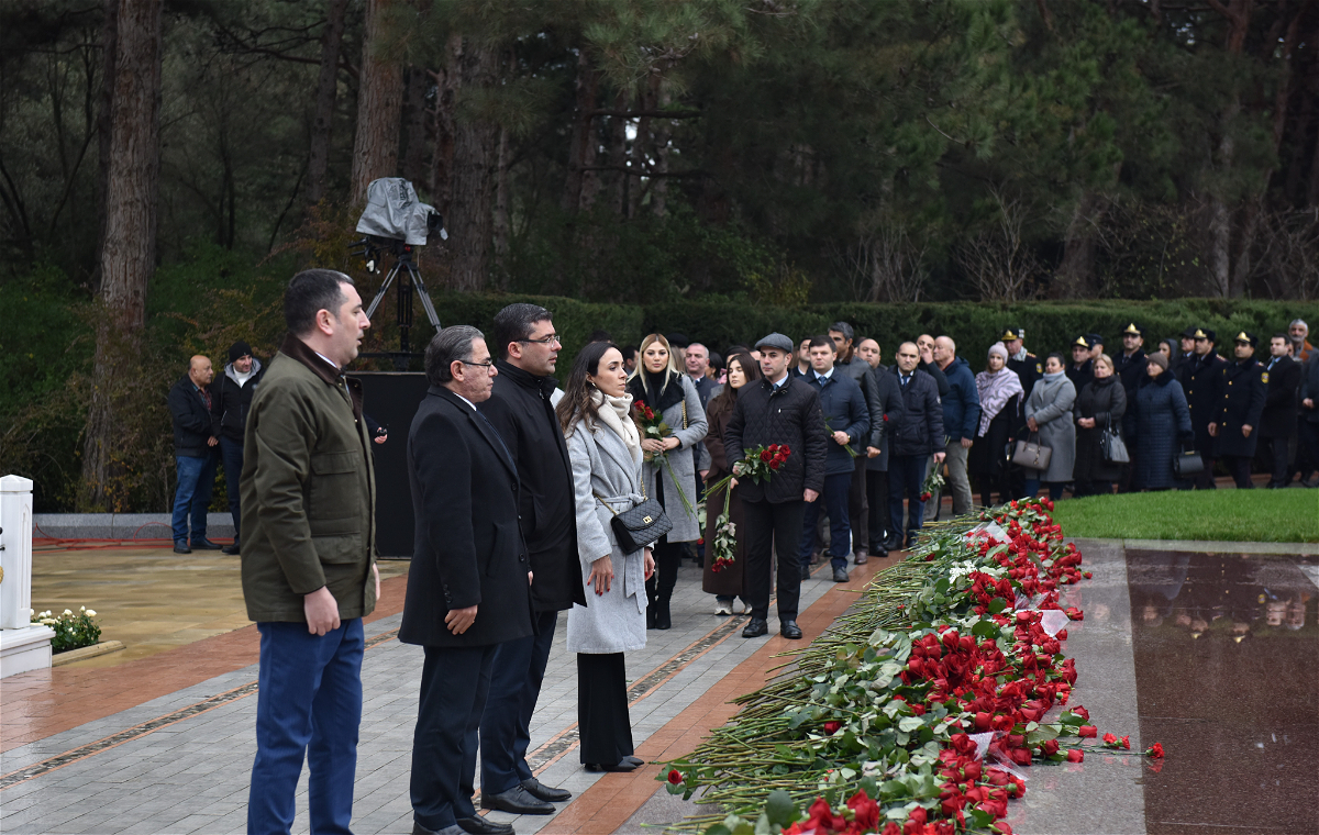 Medianın İnkişafı Agentliyinin nümayəndələri Ümummilli Lider Heydər Əliyevin məzarını ziyarət ediblər