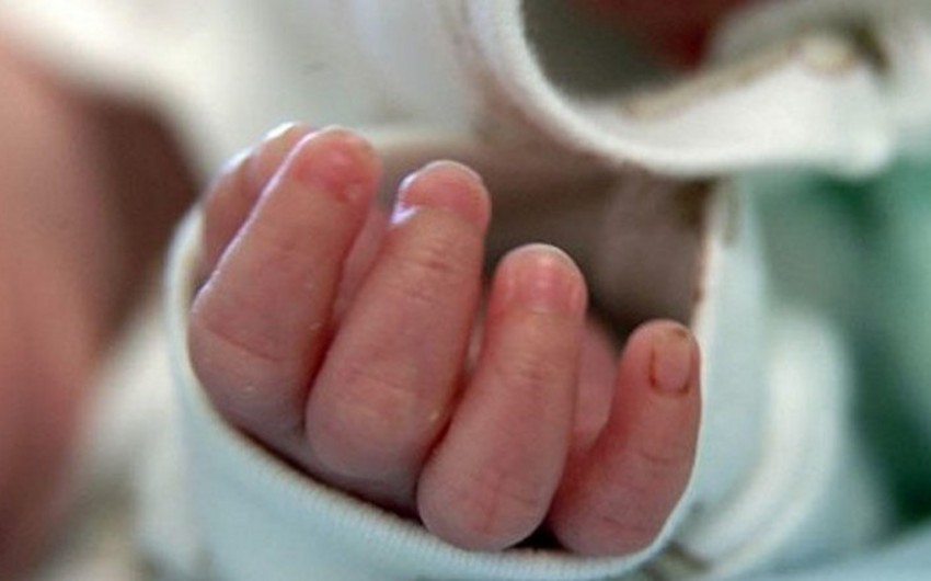 На Абшероне годовалый ребенок упал со второго этажа