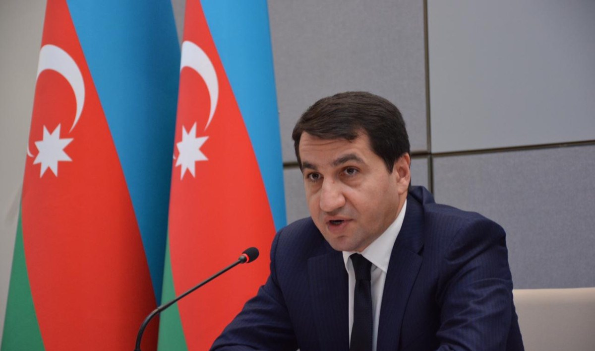 Hikmət Hacıyev: Laçın yolunu azərbaycanlı etirazçılar deyil, Rusiya sülhməramlıları bağlayıb